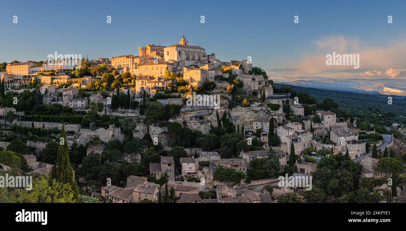 Un'ampia immagine panoramica 2:1 di una serata al tramonto a Gordes, un comune e villaggio nel dipartimento francese di Vaucluse. Gordes è un charmin Foto Stock