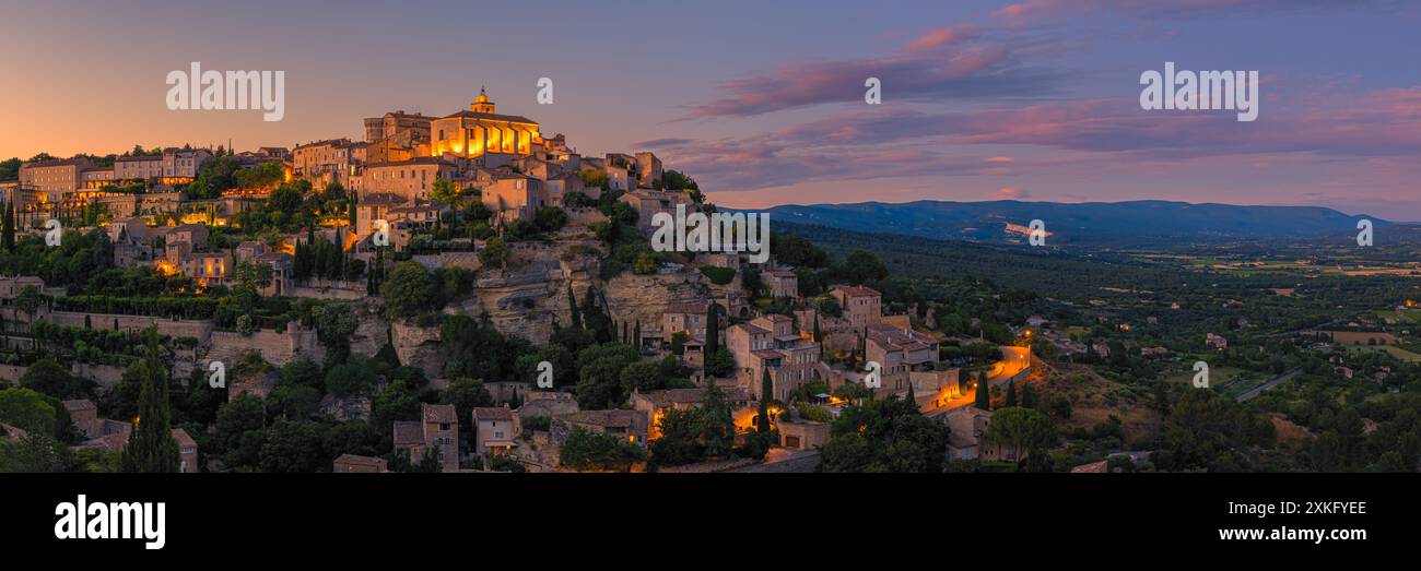 Un'ampia immagine panoramica 3:1 di una serata al tramonto a Gordes, un comune e villaggio nel dipartimento francese di Vaucluse. Gordes è un charmin Foto Stock