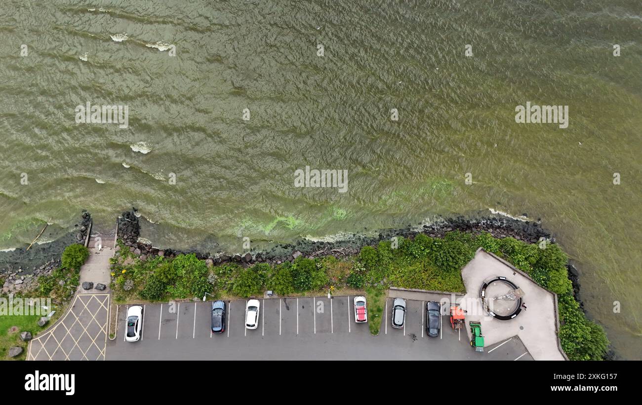 Vista generale delle concentrazioni di alghe Blue Green sulle rive del Lough Neagh nel Co Antrim. Data foto: Martedì 23 luglio 2024. Foto Stock