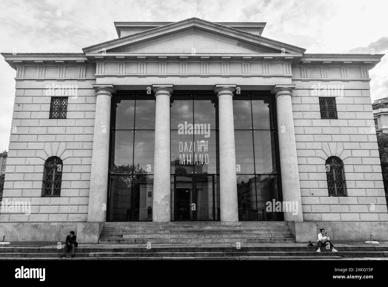 B&W Facciata di una delle storiche cabine di Piazza Sempione trasformata in spazio per eventi e bar-ristorante, Milano, Lombardia, Italia Foto Stock