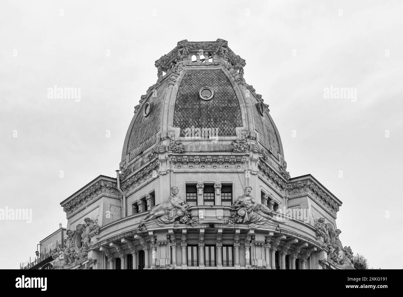 Cupola di Palazzo Meroni (1914-1926), edificio storico in stile eclettico con influenze Art Nouveau e Beaux-Arts, in Piazza Missori, Milano, Italia Foto Stock