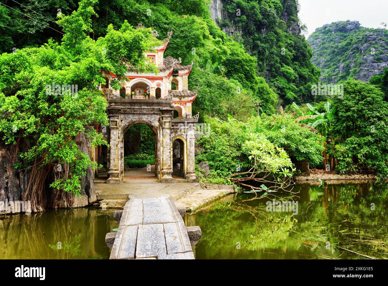 Porta principale della Pagoda di Bich Dong, provincia di Ninh Binh, Vietnam Foto Stock