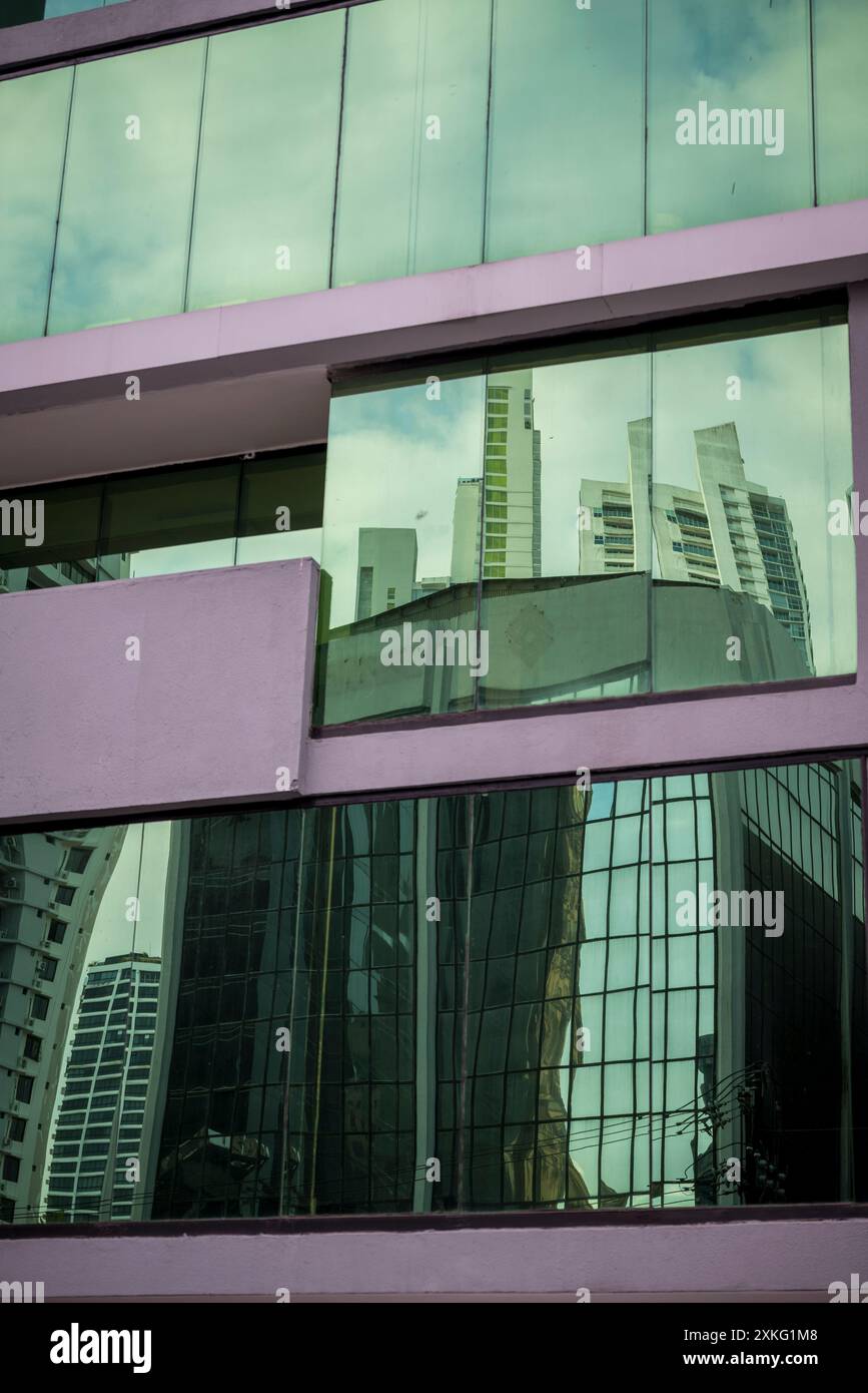 Riflessioni nel centro bancario e finanziario della città, Panama, America centrale Foto Stock