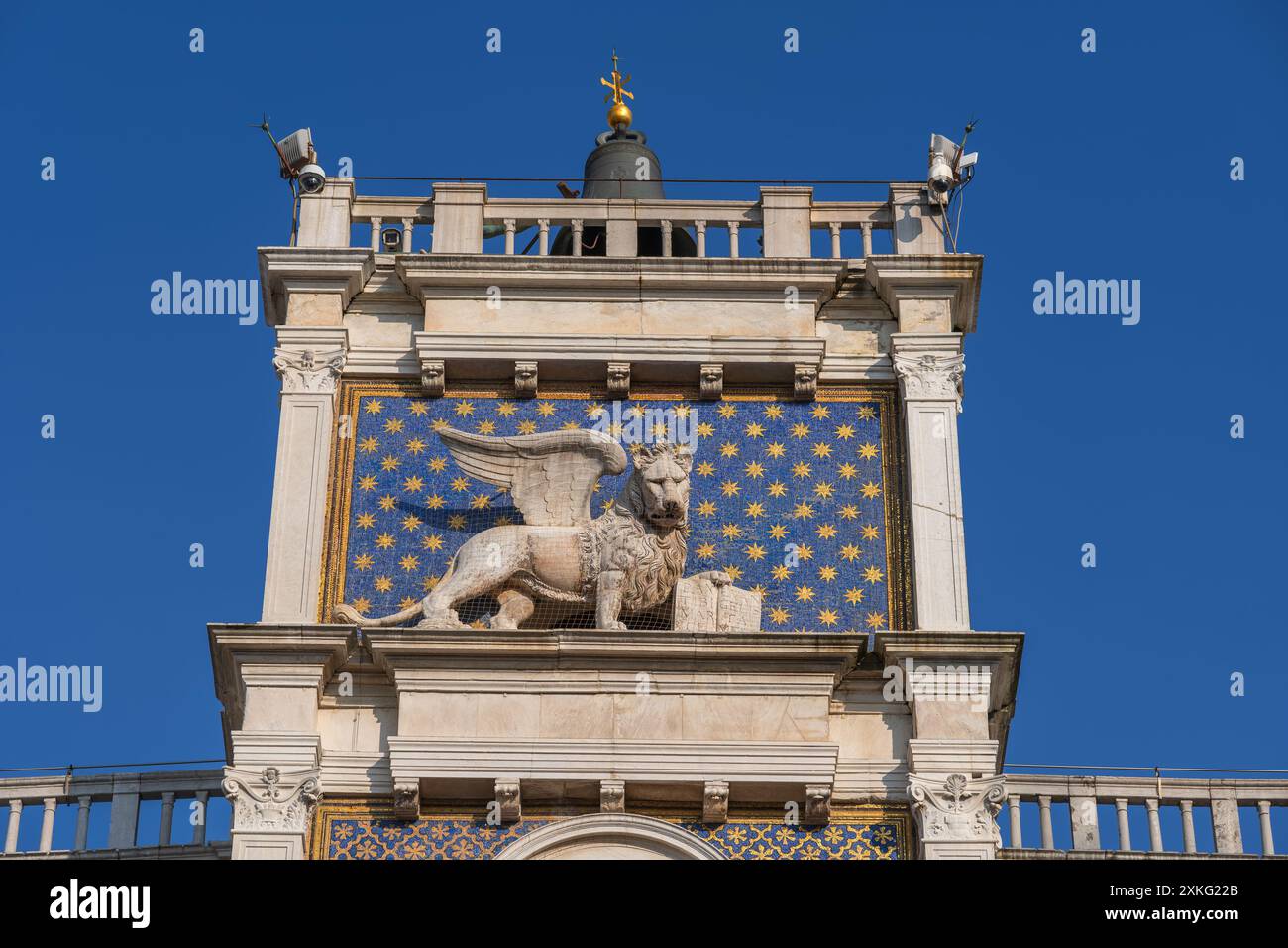 Leone alato di San Marco con libro aperto e cielo stellato alle spalle della Torre dell'Orologio di Venezia, monumento rinascimentale del XV secolo Foto Stock