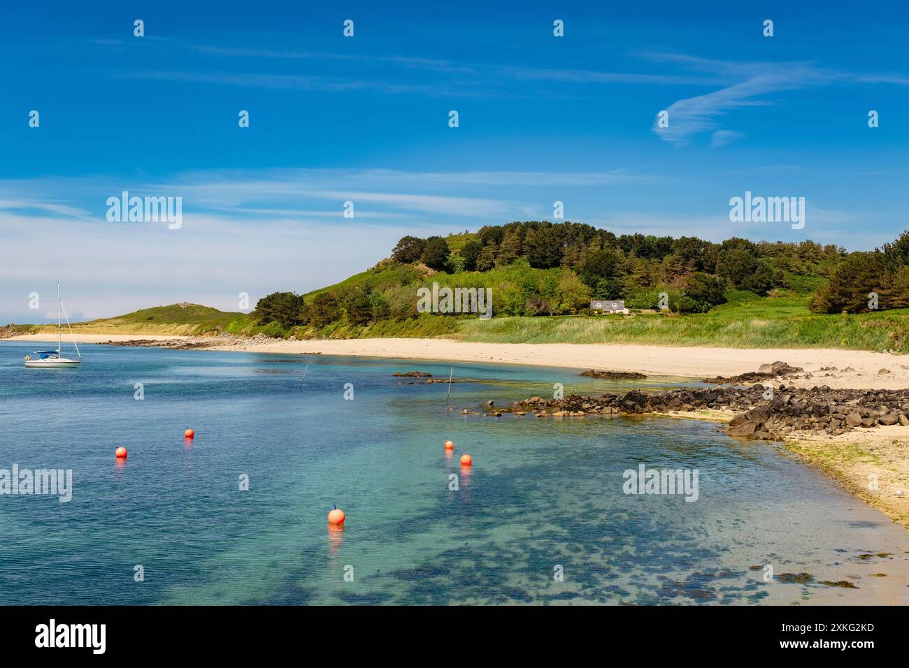 Vista dalle acque cristalline fino a Fisherman's Beach, vista dal porto sull'isola di Herm, Guernsey, Channel Islands, Regno Unito, Gran Bretagna, Europa Foto Stock