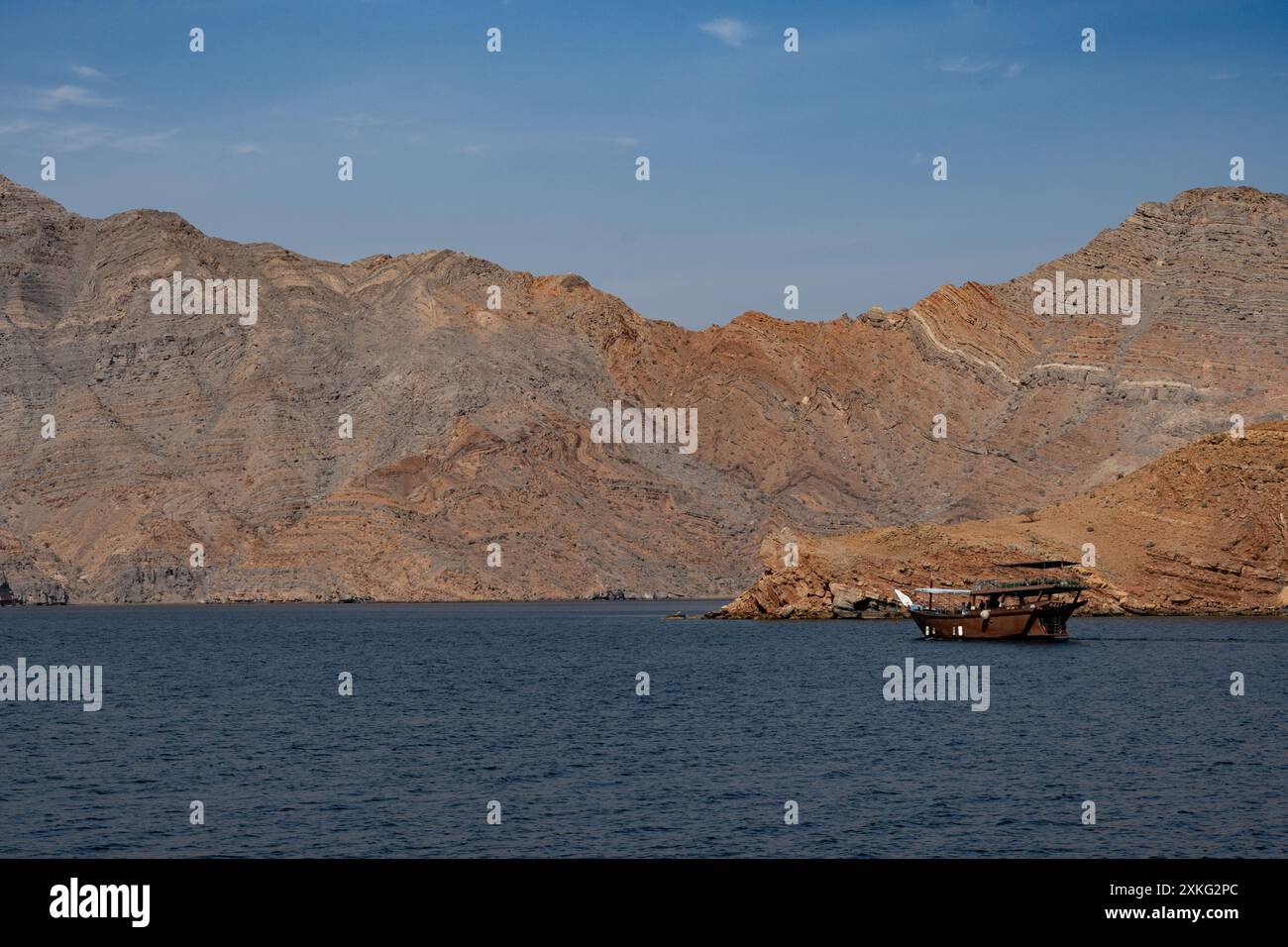 I magnifici e gloriosi fiordi dell'Oman sono stati accompagnati in una gita in barca da Musandam. Calma, pace ed eccezionale. Foto Stock