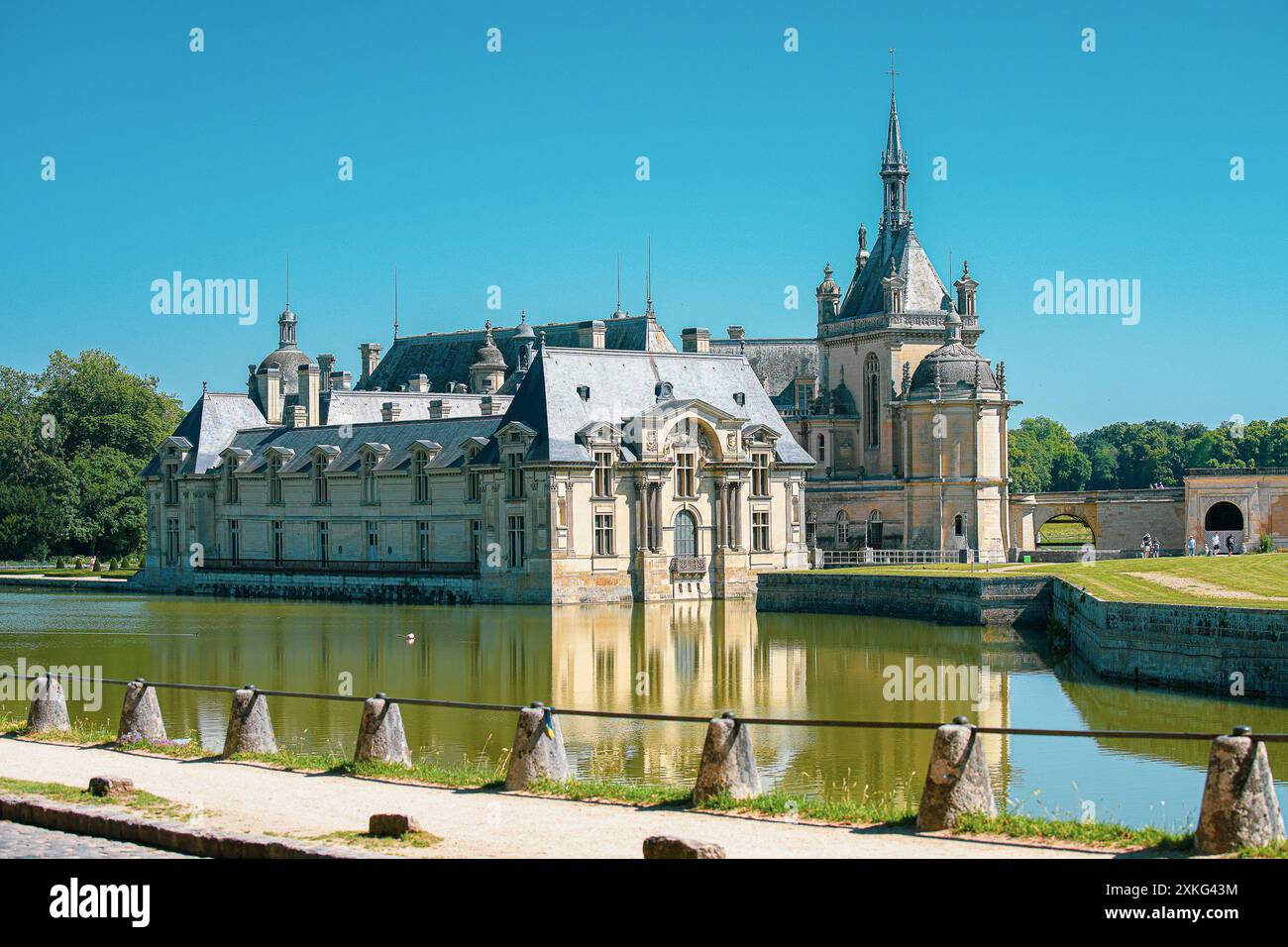 château de chantilly avec ses jardin et ses statues extérieures Foto Stock