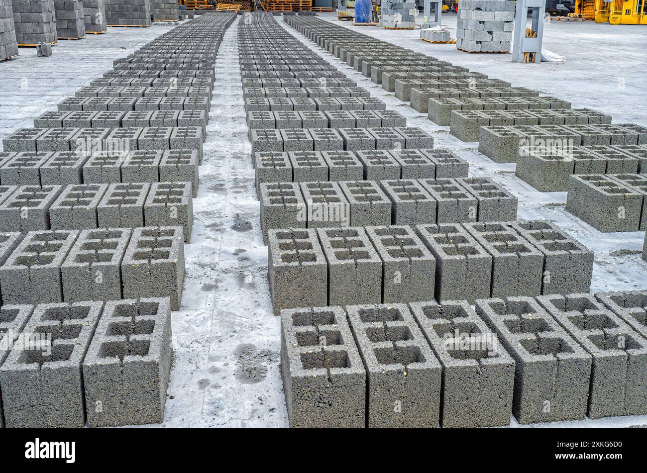 File di blocchi di cemento, materiale da costruzione in forma di mattoni grigi. Da utilizzare in cantiere Foto Stock