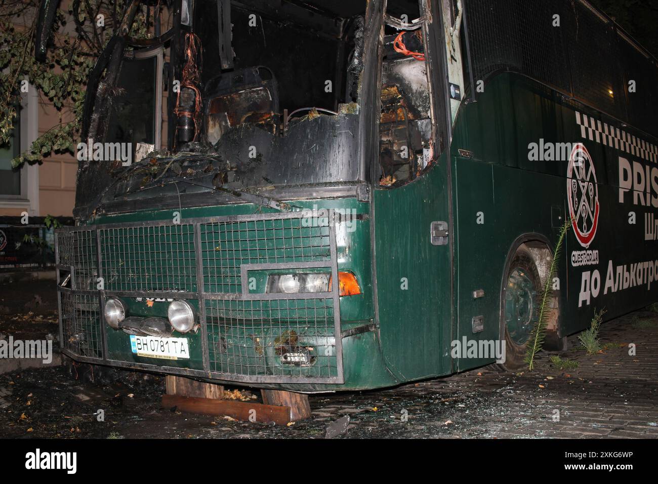 Odessa, Ucraina. 22 luglio 2024. Un autobus bruciato visto nella Piazza della Cattedrale di Odessa. A Odessa, persone sconosciute hanno dato fuoco ai veicoli militari di notte. La sera del 22 luglio 2024, un autobus di ricerca è stato incendiato sulla Cathedral SquareAccendendo i media, secondo testimoni oculari, l'uomo era sotto l'influenza di alcol o droghe. Ha anche dichiarato di aver dato fuoco all'autobus del Centro territoriale per l'assunzione e il sostegno sociale (ex ufficio militare di registrazione e arruolamento). La polizia lo ha trattenuto credito: SOPA Images Limited / Alamy Live News Foto Stock