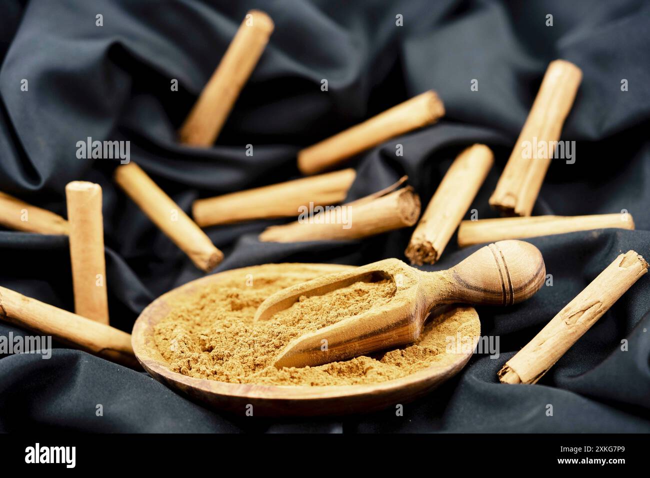 Bastoncini di cannella e di cannella in polvere Foto Stock