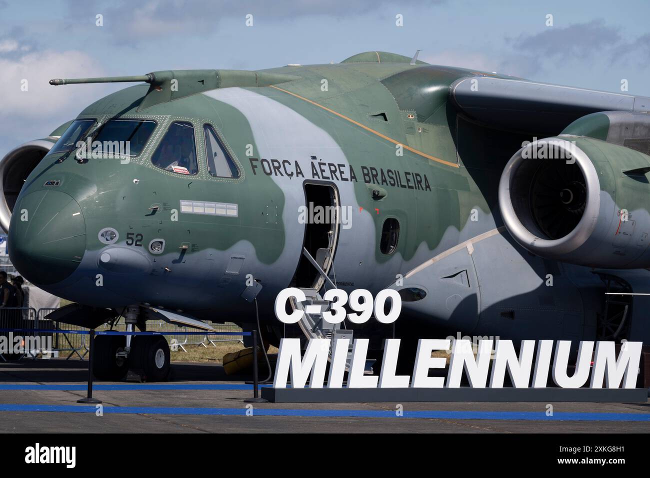 Un aeromobile da trasporto militare Embraer C-390 Millennium durante il Farnborough International Airshow, il 22 luglio 2024, a Farnborough, in Inghilterra. L'Embraer C-390 Millennium è un velivolo da trasporto militare di medie dimensioni, bimotore e motorizzato a getto, progettato e prodotto dal produttore aerospaziale brasiliano Embraer, con un peso di 23.600 kg, l'aereo più pesante che l'azienda abbia mai costruito fino ad oggi. Foto Stock