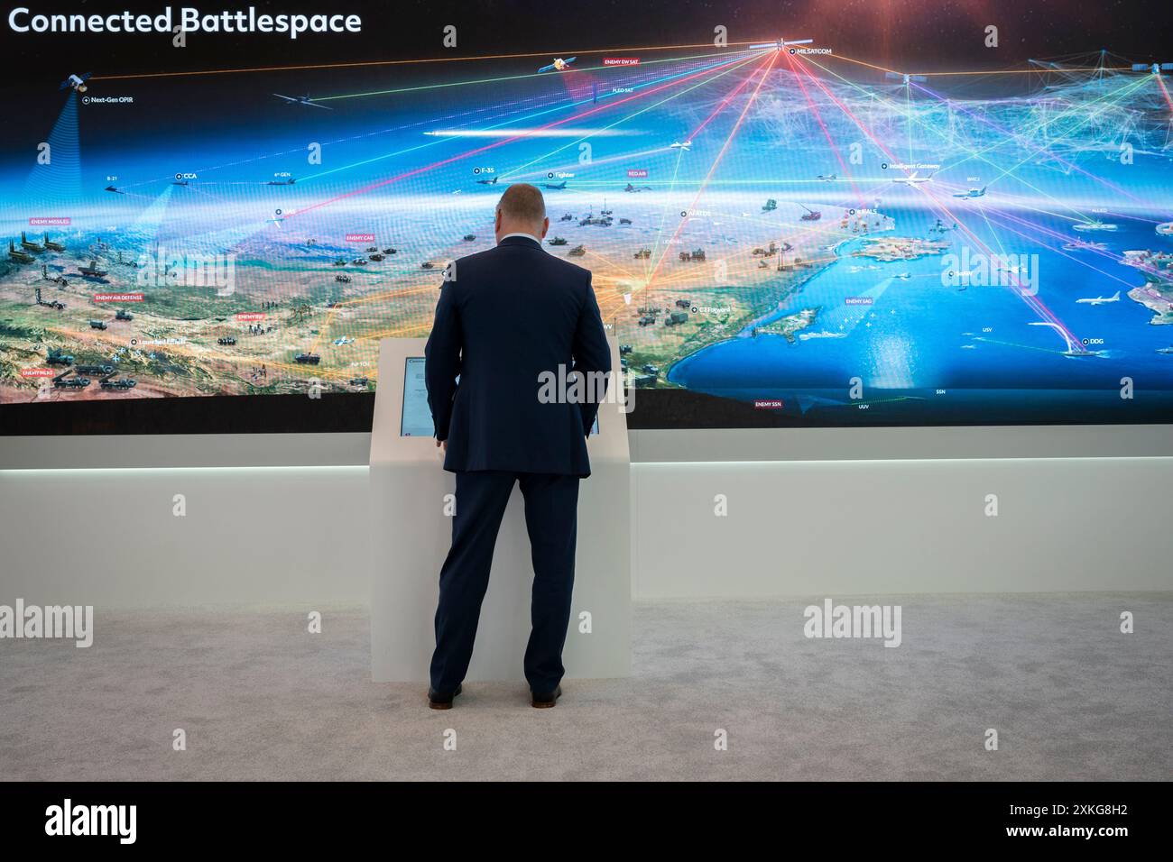 Un visitatore guarda una presentazione per Connected Battlespace allo stand RTX durante il Farnborough International Airshow, il 22 luglio 2024, a Farnborough, Inghilterra. RTX è il gruppo aziendale di Collins Aerospace, Pratt & Whitney e Raytheon. La fiera aerea semestrale Farnborough International quest'anno ospita 1.500 espositori con 100.000mq di spazio espositivo con oltre 80.000 visitatori durante i 5 giorni di fiera. Foto Stock