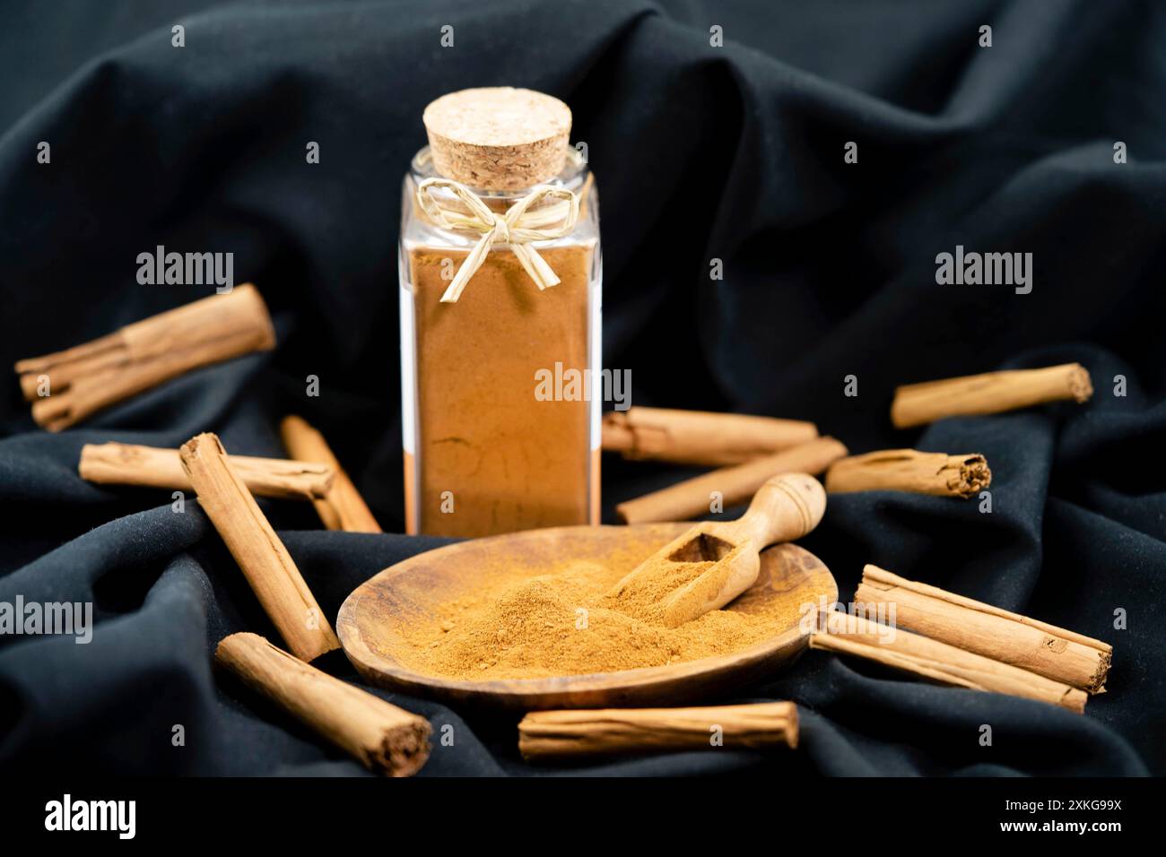 Bastoncini di cannella e di cannella in polvere Foto Stock