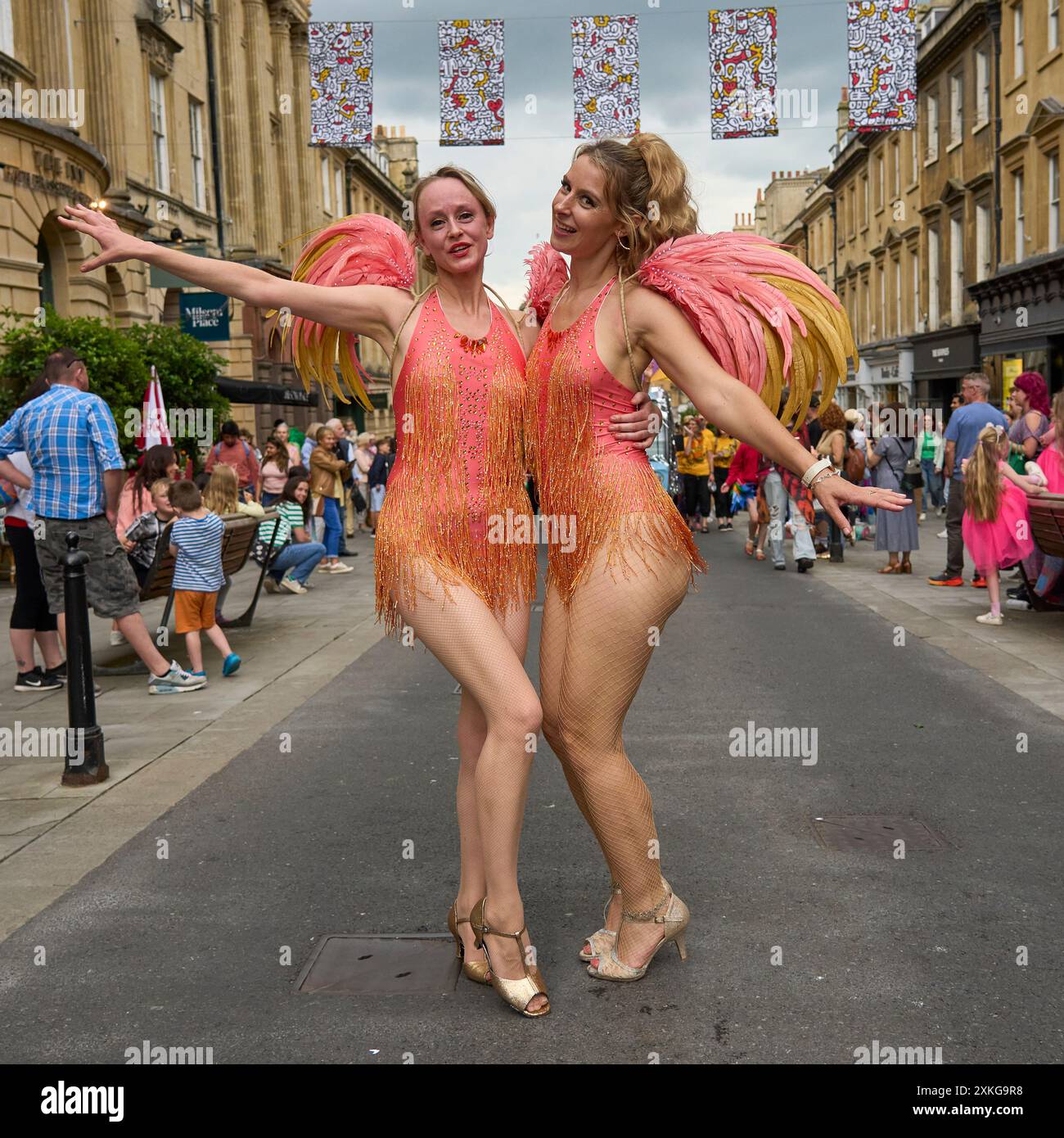 Ballerini in costumi ornati che si esibiscono al carnevale annuale mentre progredisce attraverso le strade della storica città di Bath nel Somerset. Foto Stock