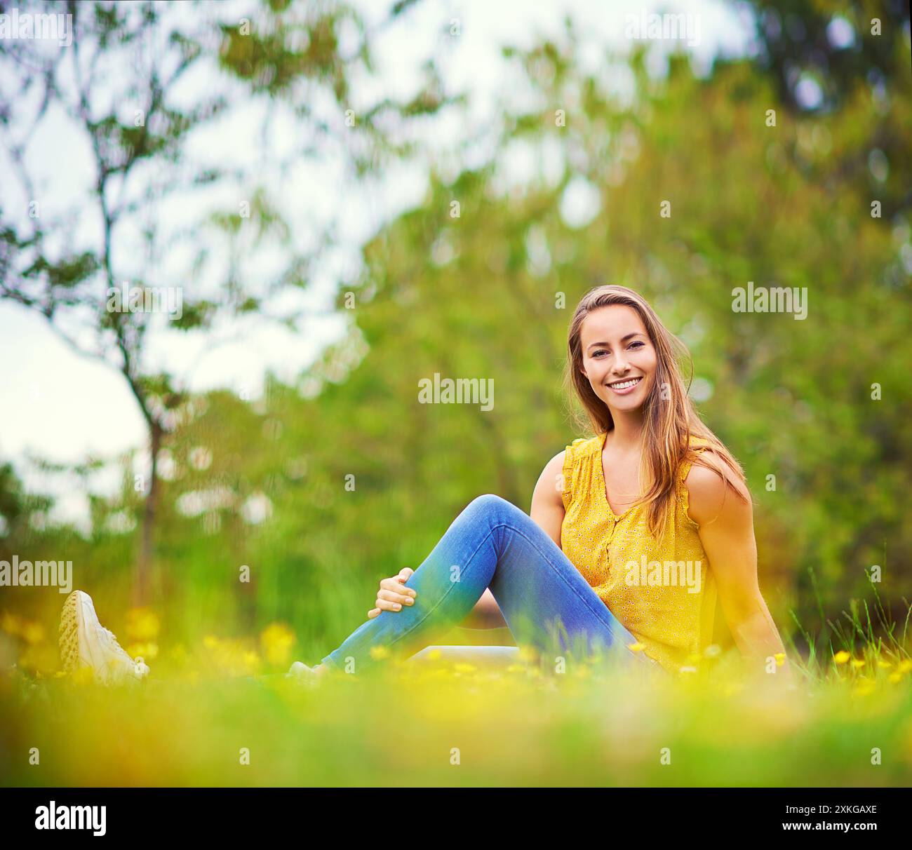 Donna, campo e felice in primavera per ritratti, relax e sollievo dallo stress in campagna. Insegnante femminile, sorridi e rilassati nella natura per ispirarti Foto Stock