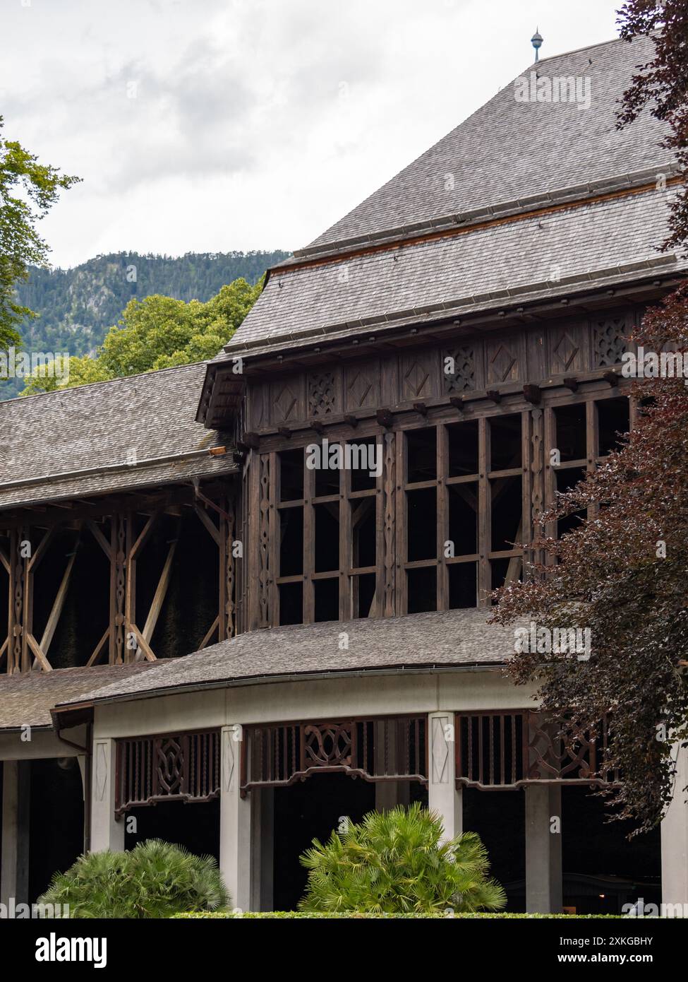 Edificio Gradierhaus nel Royal Spa Garden di Bad Reichenhall. Punto di riferimento storico che produce aria sana con salamoia. Vecchia architettura del 1900. Foto Stock
