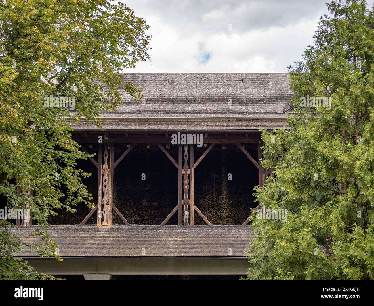 Edificio Gradierhaus nel Royal Spa Garden. Punto di riferimento storico costituito da strutture in legno. Antica architettura del 1912 a Bad Reichenhall. Foto Stock
