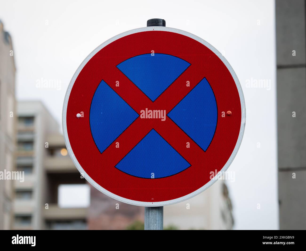 Segnaletica stradale con limitazione di arresto in Germania. È vietato fermare l'auto in questa zona. In genere in un vialetto o in una zona di accesso dei vigili del fuoco. Foto Stock