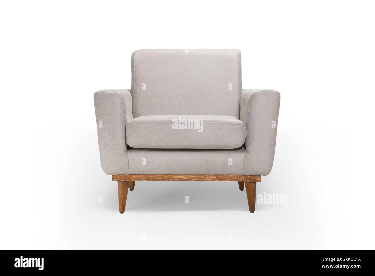 Moderna poltrona grigio chiaro con gambe in legno, vista frontale Foto Stock