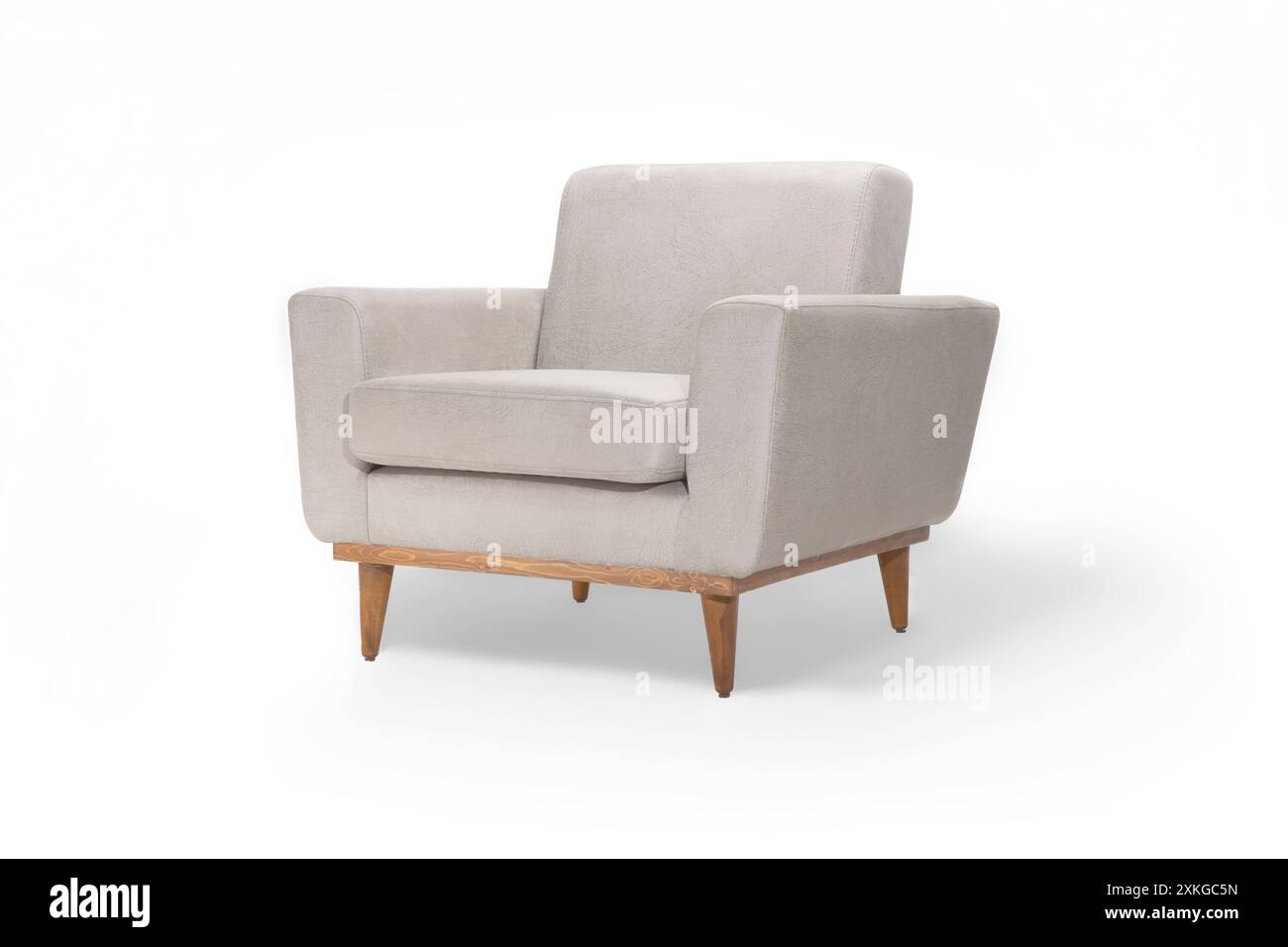 Poltrona grigio chiaro con gambe in legno, vista angolata Foto Stock