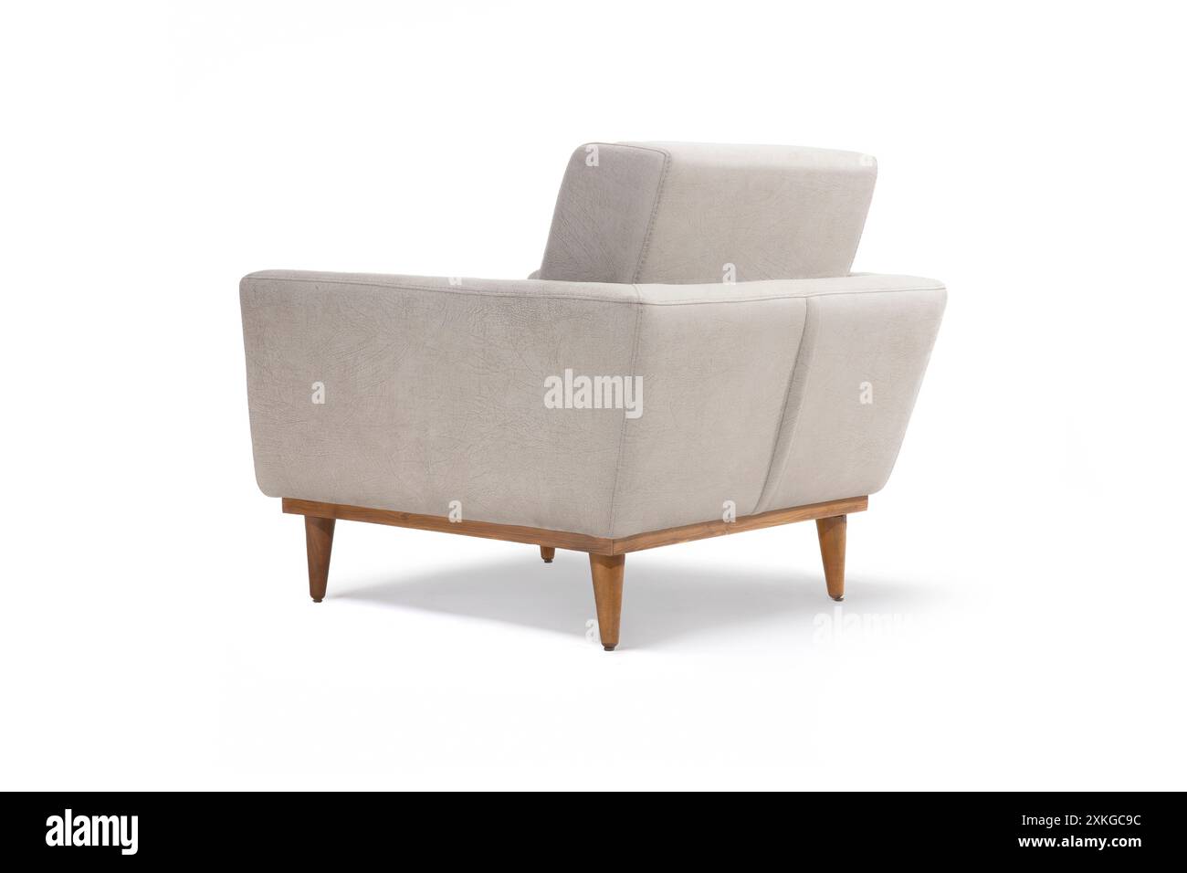 Poltrona grigio chiaro con gambe in legno, vista posteriore Foto Stock