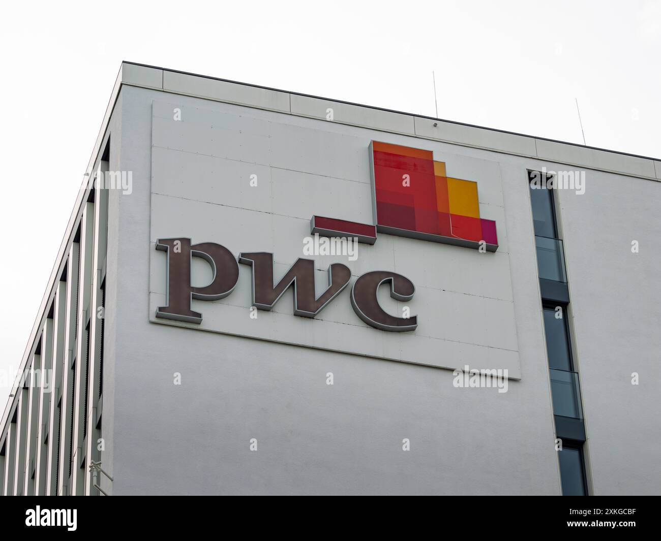 Logo PWC sull'esterno dell'edificio per uffici. PricewaterhouseCoopers è una società multinazionale che fornisce consulenza finanziaria in qualità di consulente aziendale. Foto Stock