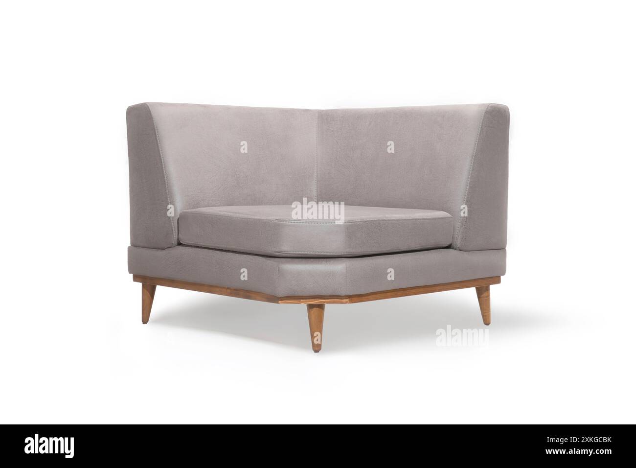 Moderno divano ad angolo grigio con gambe in legno, vista ad angolo. Foto Stock
