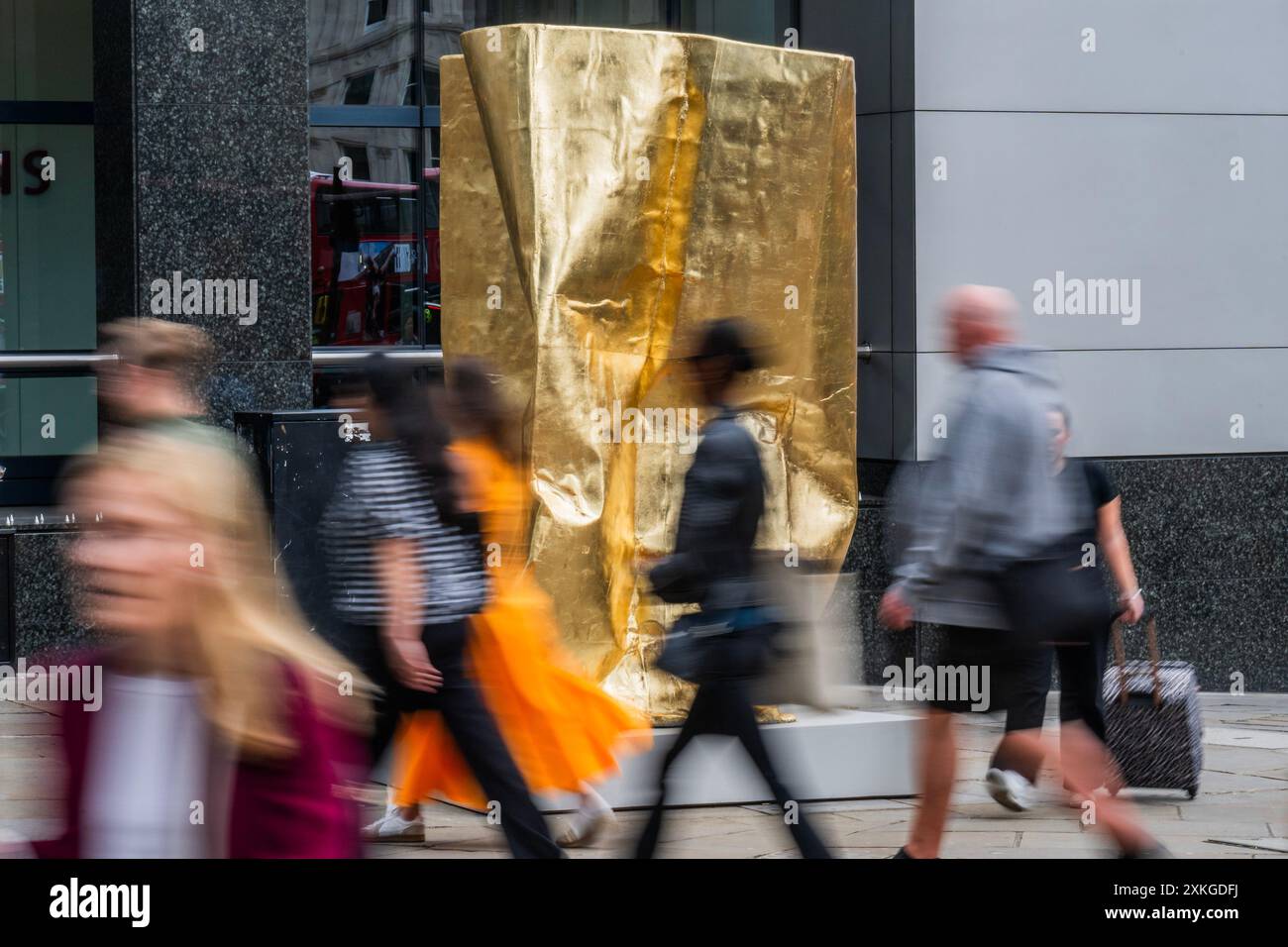 Londra, Regno Unito. 23 luglio 2024. Temple, Richard Mackness - Sculpture in the City, la mostra annuale di arte pubblica ambientata nell'architettura della City di Londra. Comprende 17 opere d'arte nella sua tredicesima edizione, di cui dieci sono nuove, cinque conservate dalle edizioni precedenti, nonché due acquisizioni permanenti. Si svolge dal 24 luglio 2024 alla primavera 2025 ed è organizzato dalla City of London Corporation e LACUNA, uno studio culturale leader. Crediti: Guy Bell/Alamy Live News Foto Stock