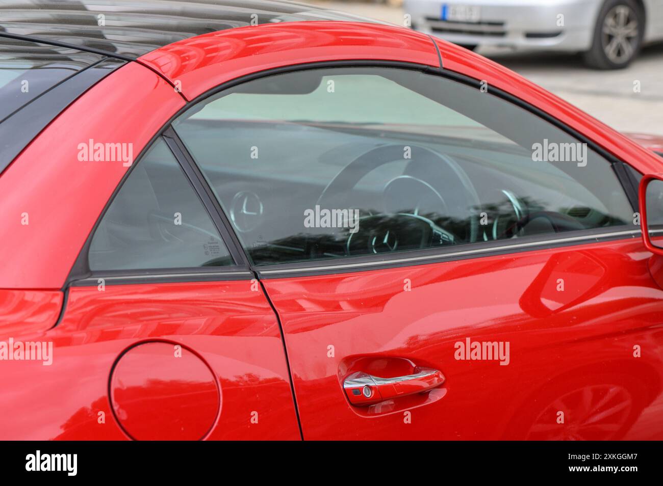 Gaziveren Cyprus 04.29.2024 rosso Mercedes SLK 250 parti del corpo 6 Foto Stock