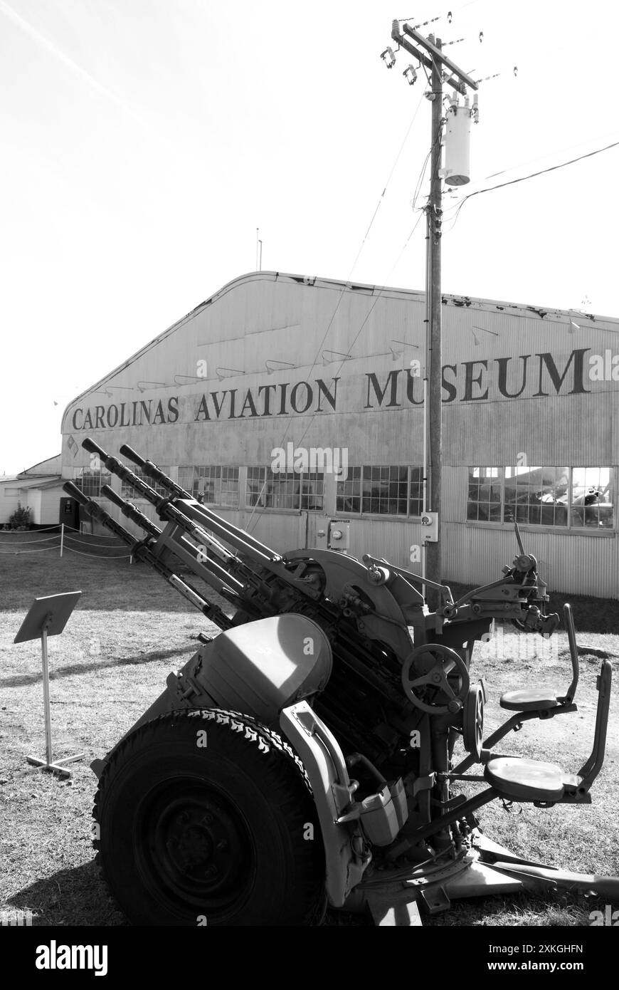 Vista frontale dell'hangar al Carolinas Aviation Museum, originariamente il vecchio aeroporto Douglas di Charlotte, North Carolina. STATI UNITI. Foto Stock