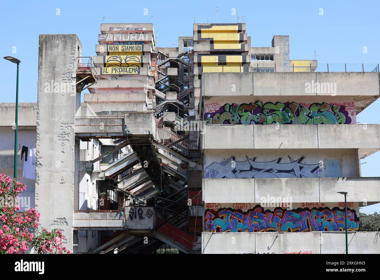 Napoli, Italia, 23 luglio 2024. L'edificio nel quartiere Scampia di Napoli, chiamato "Vela Celeste", dove ieri sera è crollato un balcone in cui due persone sono morte e tredici sono rimaste ferite, tra cui sette bambini. Crediti: Marco Cantile/Alamy Live News Foto Stock