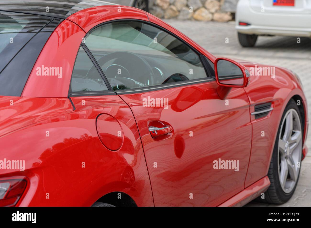 Gaziveren Cyprus 04.29.2024 rosso Mercedes SLK 250 parti della carrozzeria 4 Foto Stock