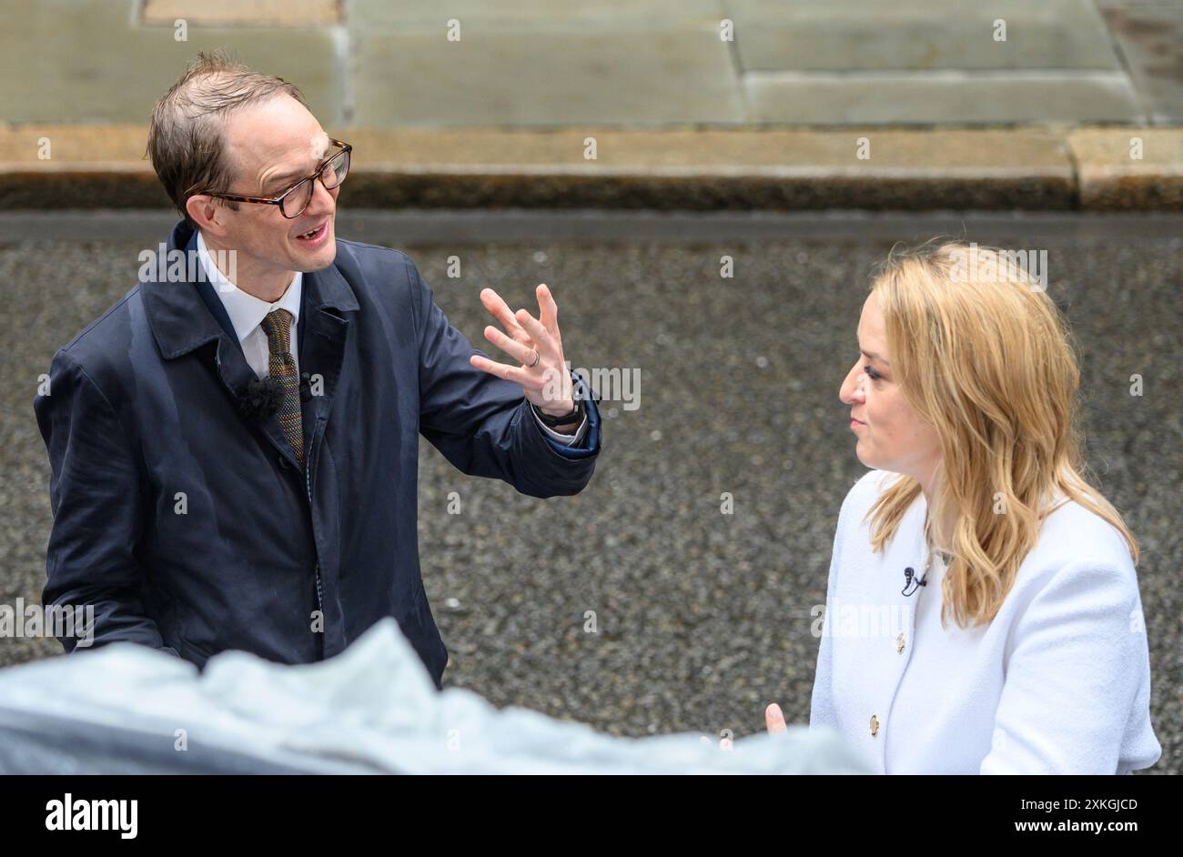 Chris Mason (redattore politico della BBC News) e Laura Kuenssberg (presebnter politico della BBC) a Downing Street il giorno dopo le elezioni generali. 5 luglio Foto Stock