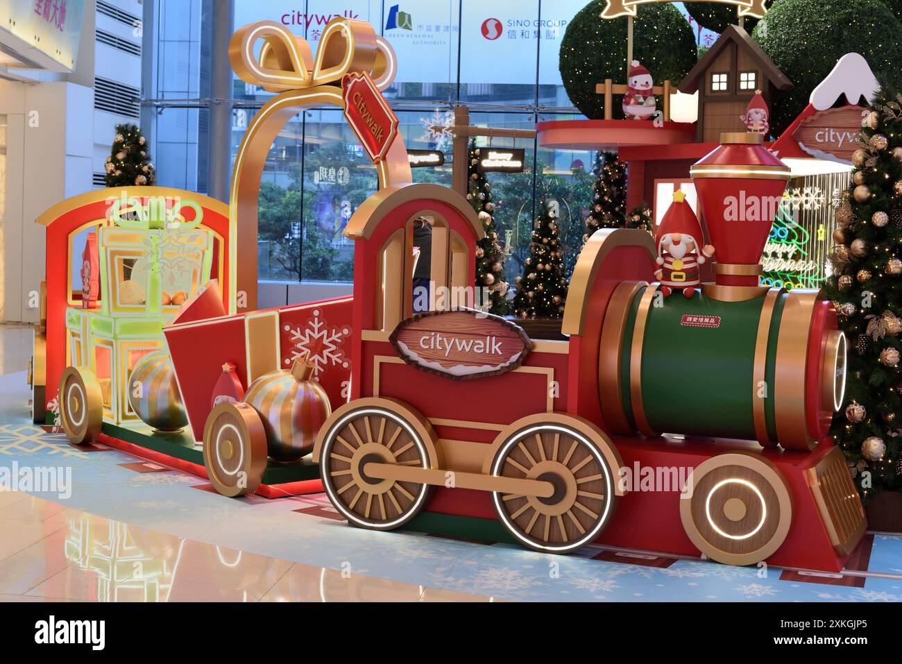 Carrozza regalo per decorazioni natalizie al coperto Foto Stock