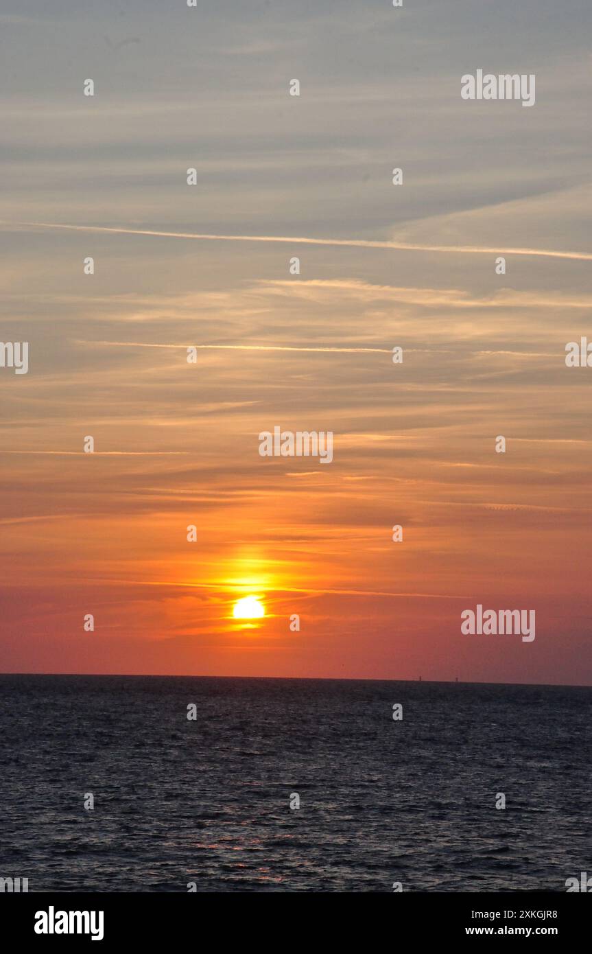 über dem Atlantik verwöhnt uns in Fecamp in der Normandie ein atemberaubender romatischer Sonnenuntergang und bringt uns Ruhe und Entspannung. Foto Stock