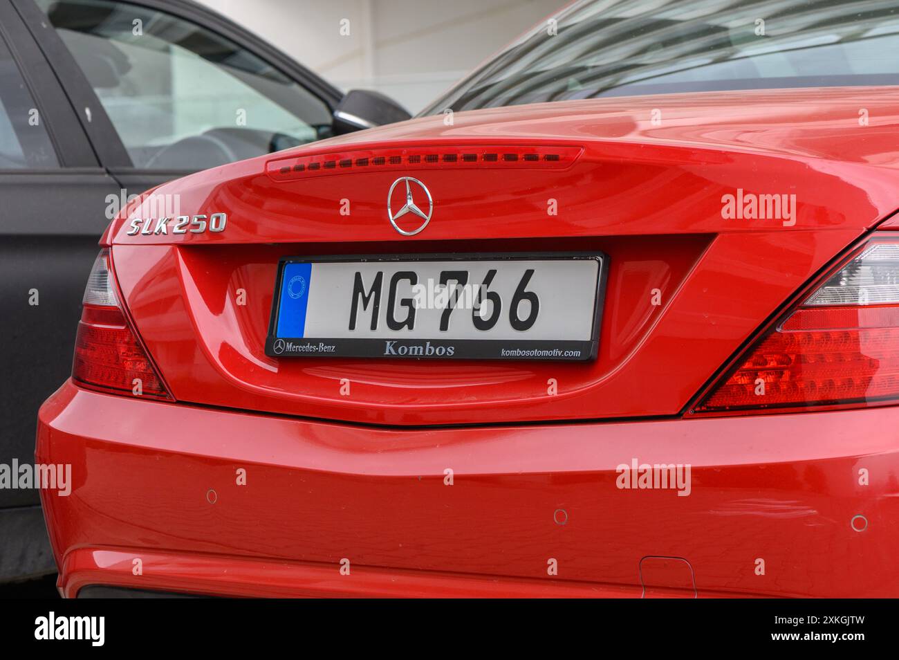 Gaziveren Cyprus 04.29.2024 rosso Mercedes SLK 250 parti della carrozzeria 2 Foto Stock