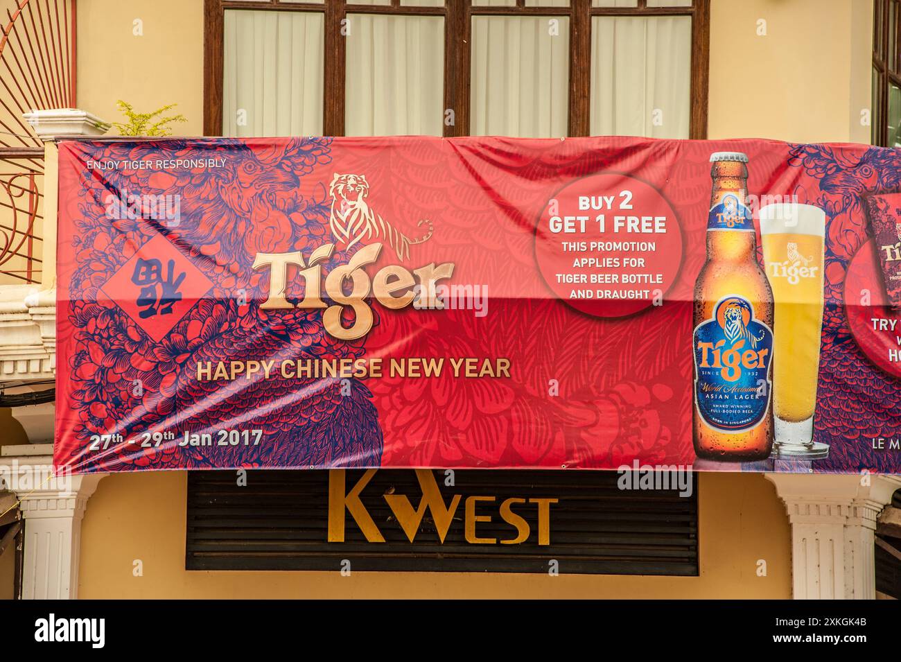 'Felice Anno Nuovo Cinese' banner promozionali da birra Tiger sul lungofiume, Phnom Penh Cambogia. Credito: Kraig Lieb Foto Stock