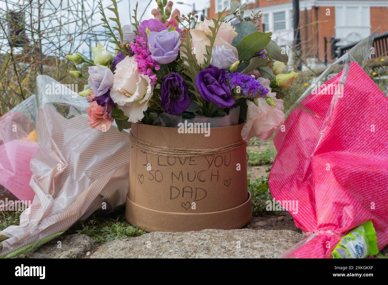 Westcliff on Sea, Regno Unito. 23 luglio 2024. Tributi floreali e messaggi lasciati al parcheggio di Hamlet Court Road dopo un fatale pugnalamento. Gary Hindle, 53 anni, è morto la sera del 18 luglio sul posto e una seconda vittima è stata portata in ospedale con gravi ferite dopo l'attacco. Barry Mooney, un uomo di 55 anni, e' stato accusato di omicidio, tentato omicidio e possesso di un articolo a lama o appuntito. Penelope Barritt/Alamy Live News Foto Stock