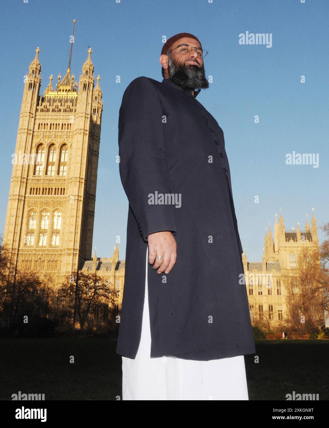 Foto del file del 04/01/10 di Anjem Choudary di Islam4UK fuori dai Palaces of Westminster nel centro di Londra. Il predicatore islamista Anjem Choudary è stato giudicato colpevole alla corte della Corona di Woolwich per aver diretto l'organizzazione terroristica al-Muhajiroun e aver incoraggiato il suo sostegno attraverso riunioni online. Data di pubblicazione: Martedì 23 luglio 2024. Foto Stock