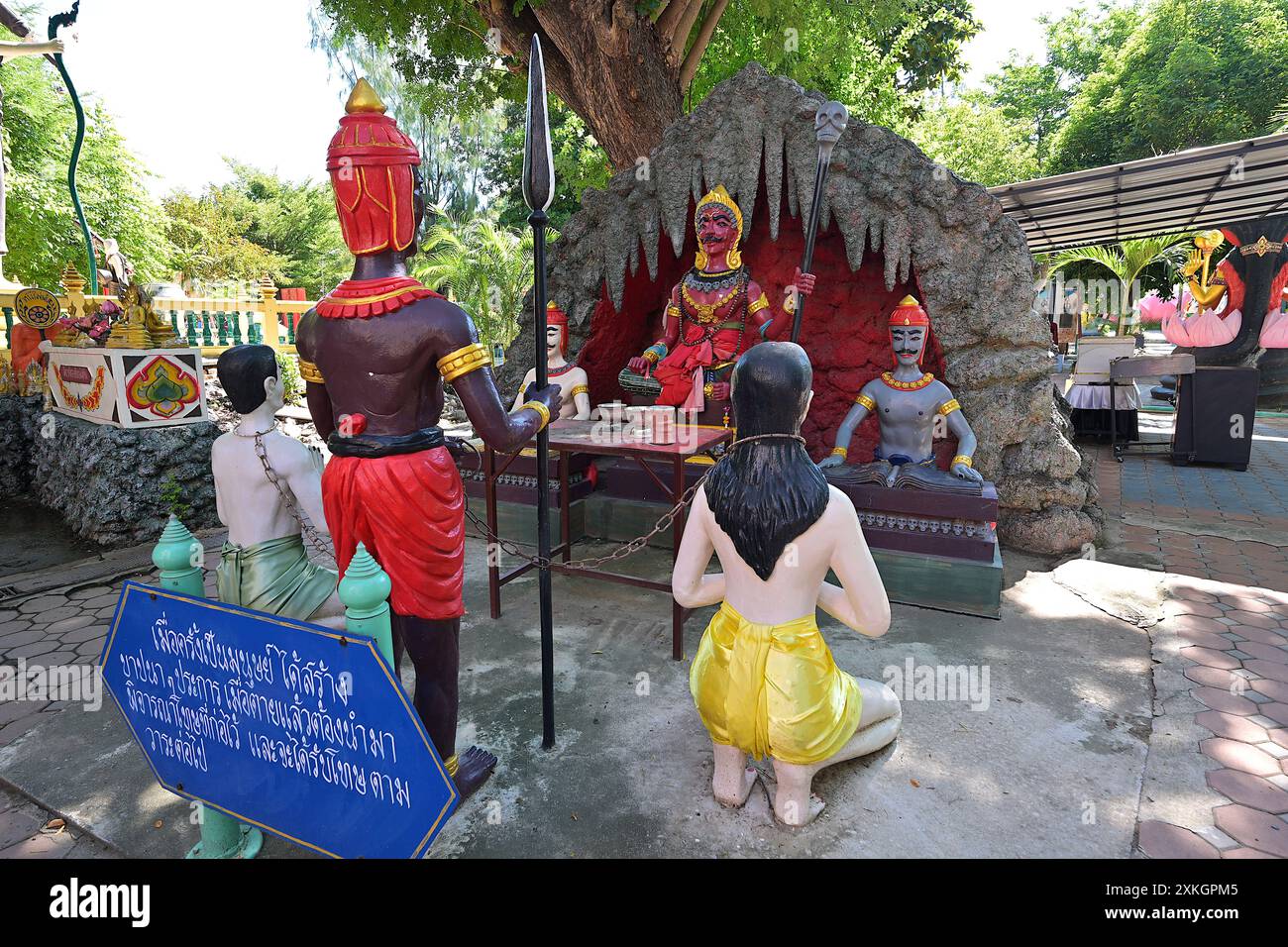 Raffigurazione di Yama, il Signore della morte, che giudica i peccatori al Giardino dell'Inferno a Wat Muang, Ang Thong, Thailandia Foto Stock