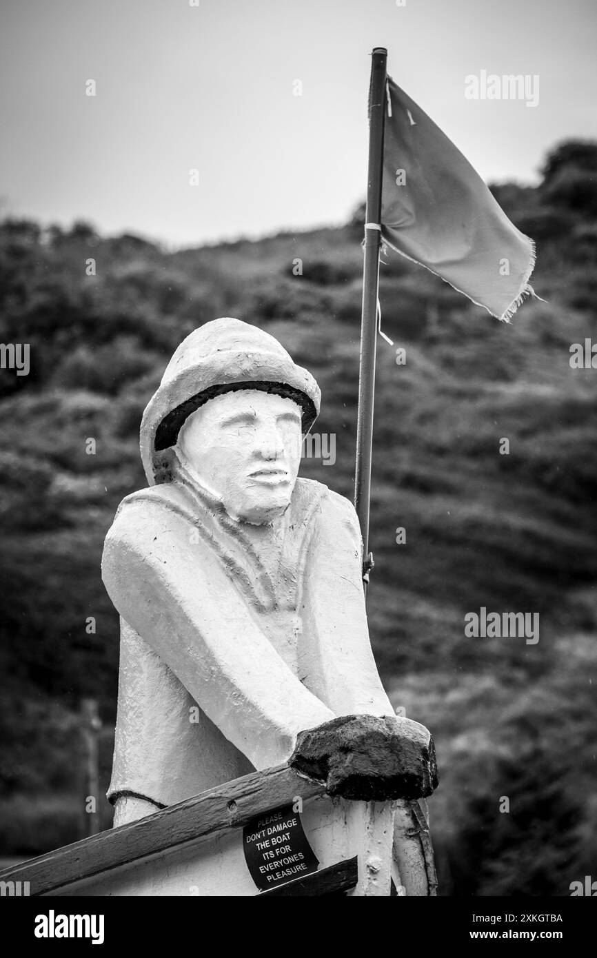 The Repus, Una culla da pesca restaurata con sculture, di Steve Iredale e Richard Baker, a Skinningrove Village, North Yorkshire, Foto Stock