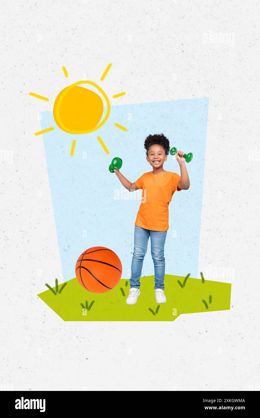 Immagine collage verticale giovane piccolo bambino felice manubri basket clima soleggiato erba natura ambiente attività sportiva palla Foto Stock