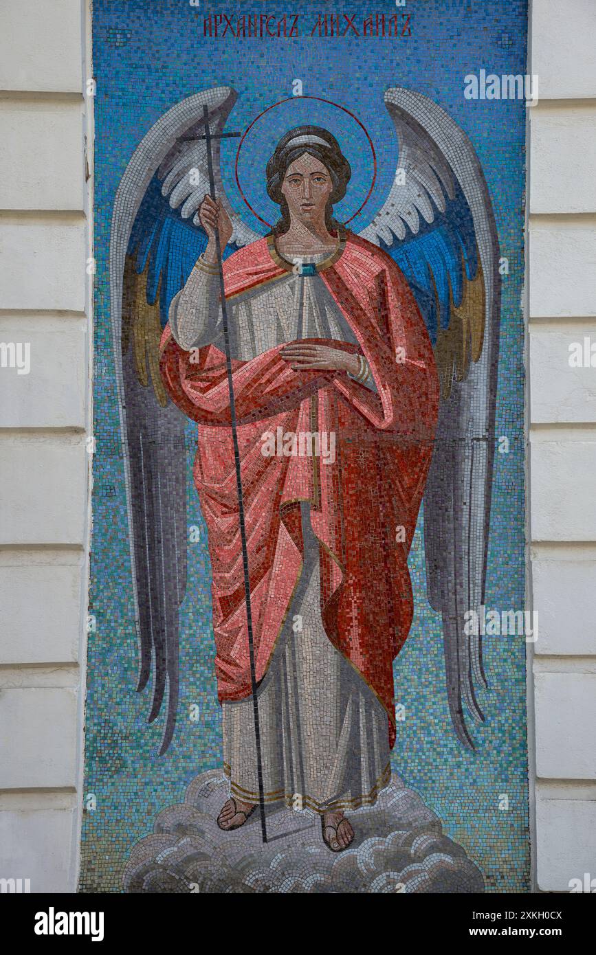 SERPUCHOV, RUSSIA - 15 LUGLIO 2024: Immagine a mosaico di Michele Arcangelo sulla parete della Cattedrale di San Nicola il bianco. Serpukhov, Mosca Reg Foto Stock