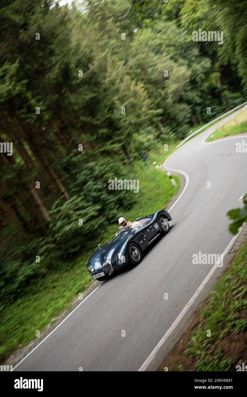 Classica Jaguar C-Type su strada Foto Stock