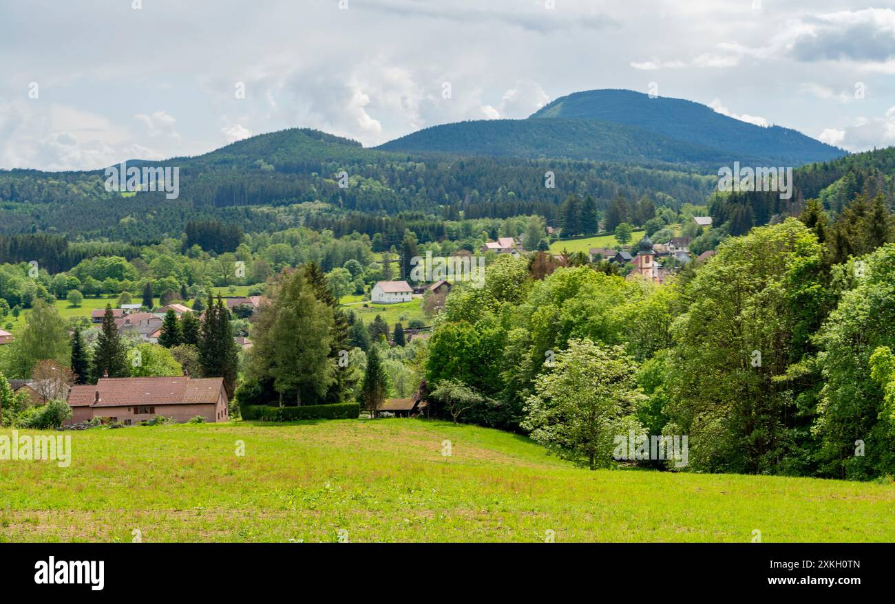 Paesaggio intorno a Saulxures, comune del dipartimento del Bas-Rhin nel Grand Est, nel nord-est della Francia Foto Stock