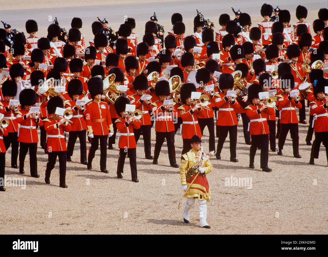 Regno Unito. Inghilterra. Londra. Trooping the Colour. Banda dei Guardsmen in marcia. Foto Stock