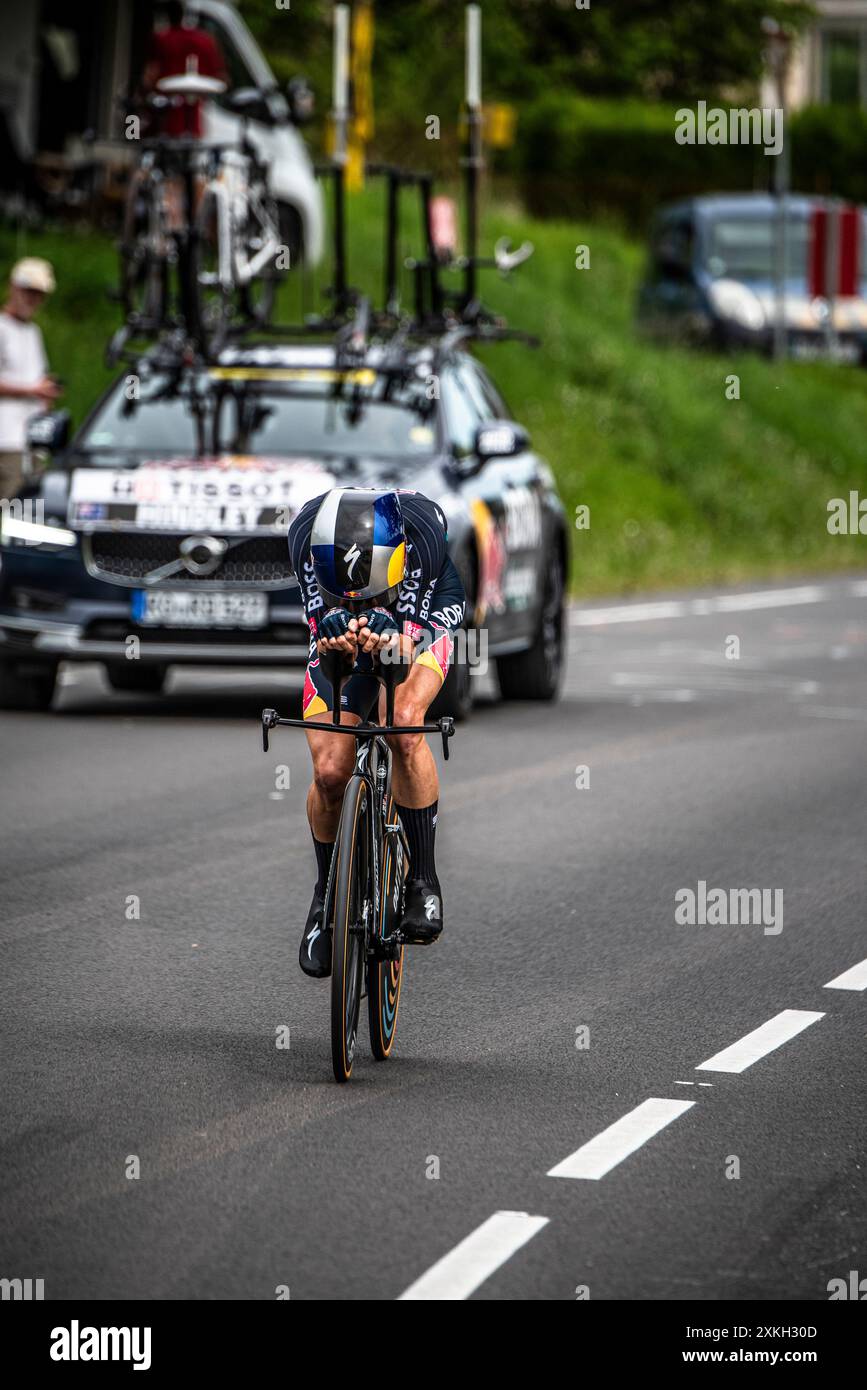 JAI HINDLEY di RED BULL - BORA - HANSGROHE in bicicletta nella tappa 7 TT del Tour de France tra Nuits-Saints-Georges e Gevrey-Chambertin. Foto Stock