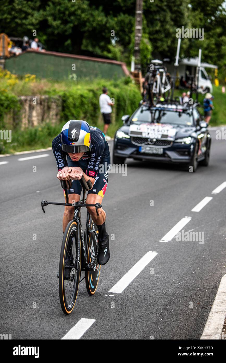 ALEKSANDR VLASOV RED BULL - BORA - HANSGROHE in bicicletta nella tappa 7 TT del Tour de France, tra Nuits-Saints-Georges e Gevrey-Chambertin Foto Stock