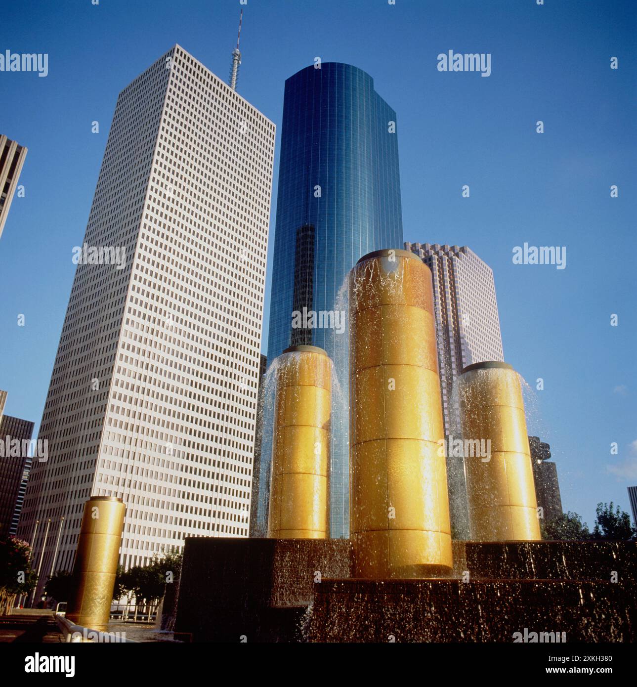 STATI UNITI. Texas. Houston. Grattacieli della città e fontana del Parco della tranquillità. Foto Stock
