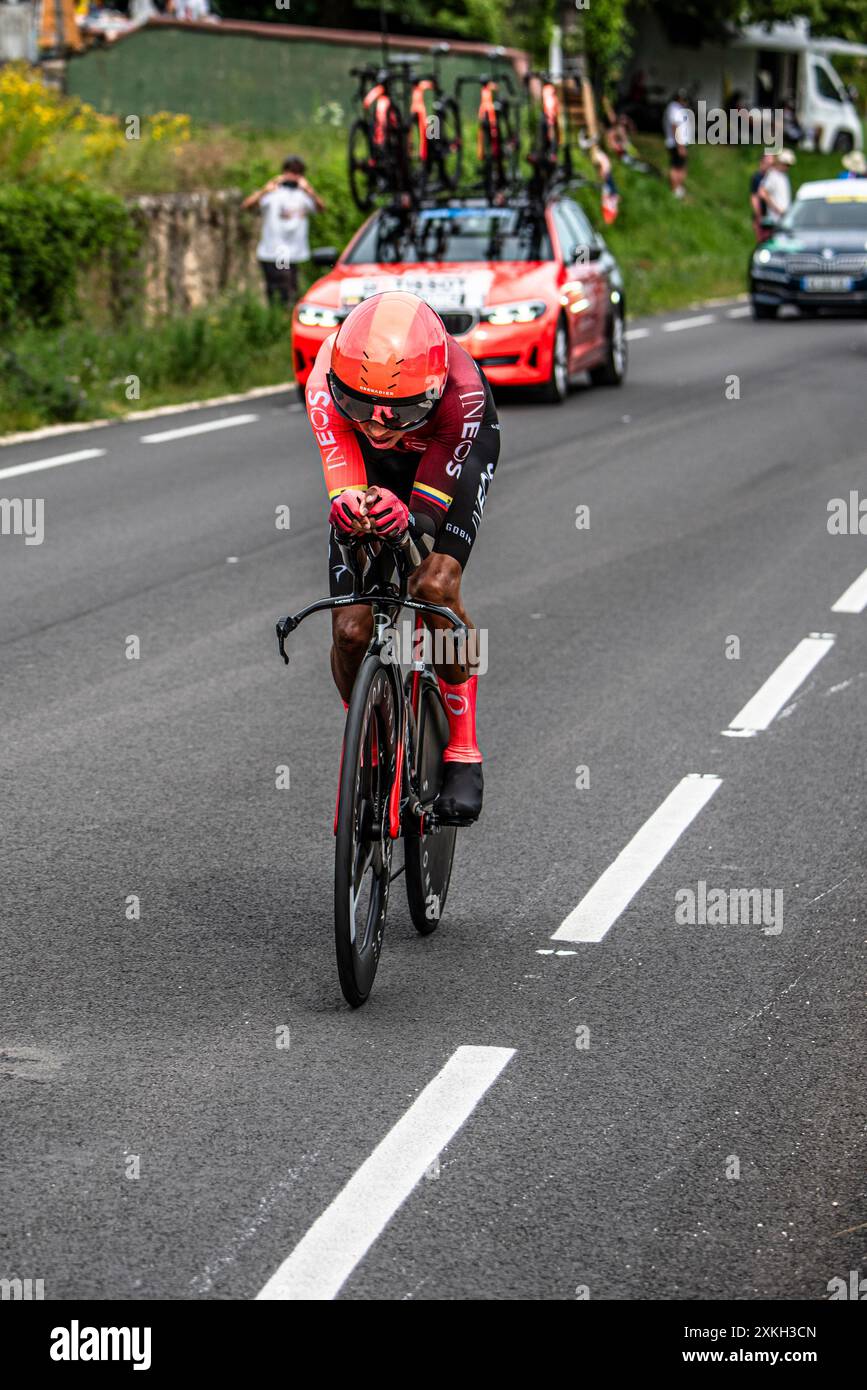 EGAN BERNAL di INEOS GRANATIERI in bicicletta nella tappa 7 TT del Tour de France, tra Nuits-Saints-Georges e Gevrey-Chambertain, 05/07/24. Foto Stock